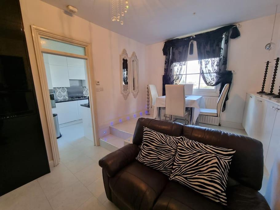 Beautiful Apartment In The Heart Of Rochester Rochester  Esterno foto