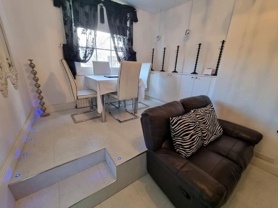 Beautiful Apartment In The Heart Of Rochester Rochester  Esterno foto